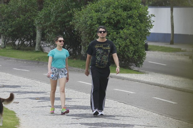 Bruna Linzmeyer caminha com seu namorado (Foto: Dilson Silva/Agnews)