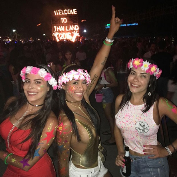 Ex-BBB Amanda Djehdian com amigas em festa na Tailândia (Foto: Instagram/ Reprodução)