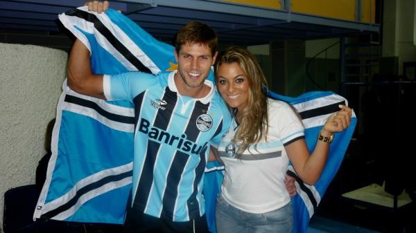 Ex-BBB Jonas e Monique em evento do Grêmio (Foto: Twitter/ Reprodução)