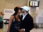Belo e Gracyanne Barbosa trocam carinhos em aeroporto do Rio