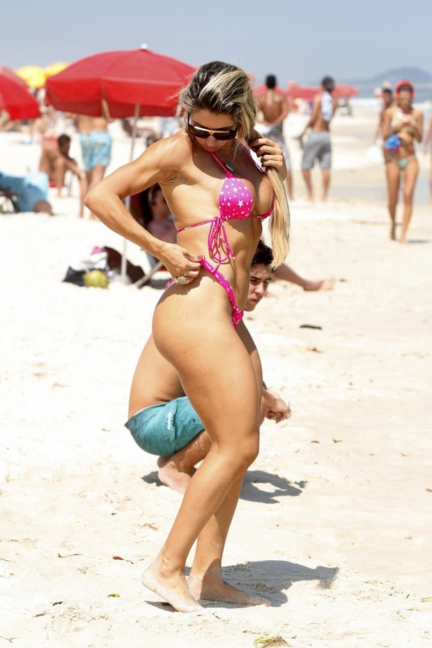 Andrea Andrade na praia (Foto: Marcos Ferreira / FotoRioNews)
