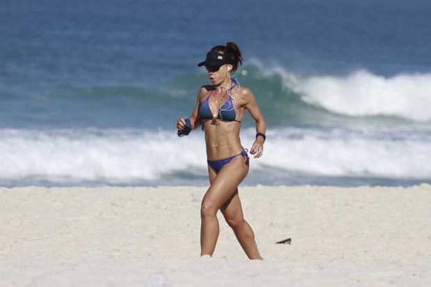 Carla Marins correndo na praia da Barra da Tijuca, RJ (Foto: Dilson Silva / Agnews)