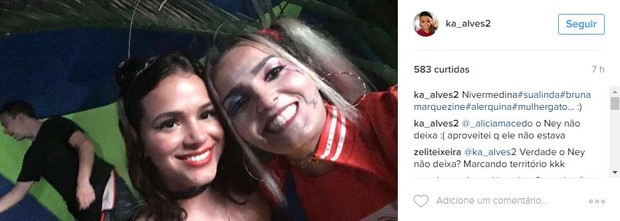 Bruna Marquezine na festa de Gabriel Medina, com uma convidada fã (Foto: Reprodução/Instagram)