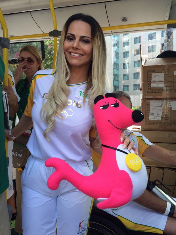 Viviane Araújo posando com o mascote do EGO na Olimpíada  (Foto: Rafael Godinho / EGO)