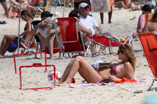 Fernanda Lima com os filhos na praia (Foto: Wallace Barbosa / AgNews)