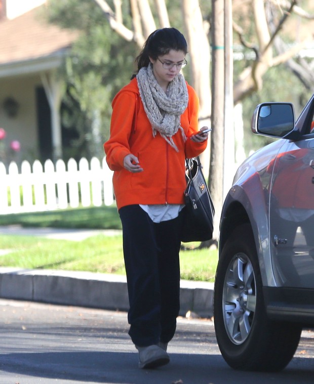 Selena Gomez é clicada sem maquiagem e com visual superdespojado (Foto: Grosby Group)