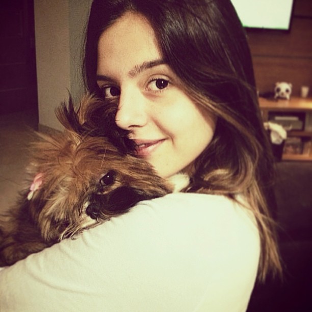 Giovanna Lancellotti com seu cachorrinho de estimação (Foto: Instagram/ Reprodução)