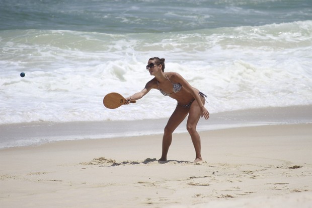 Fernanda de Freitas na praia (Foto: Dilson Silva/Agnews)