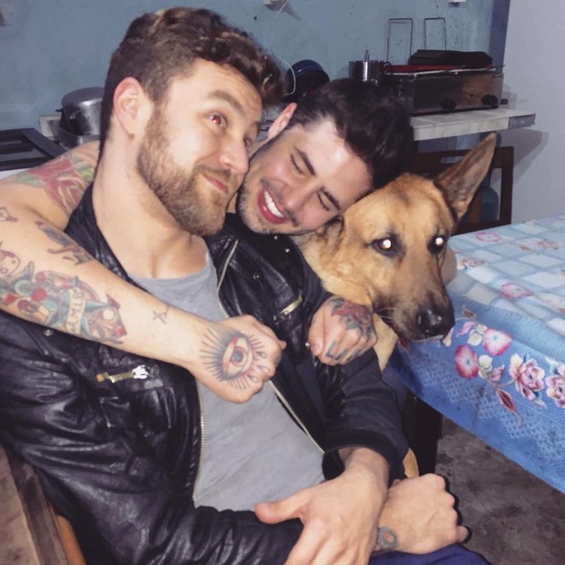Leandro Buenno e o namorado, Vinícius Trindad  (Foto: Reprodução / Instagram)