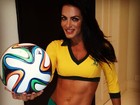 Carla Prata mostra barriga trincada e homenageia a Seleção Brasileira