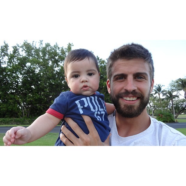 Gerard Piqué com o filho, Milan (Foto: Reprodução/Instagram)
