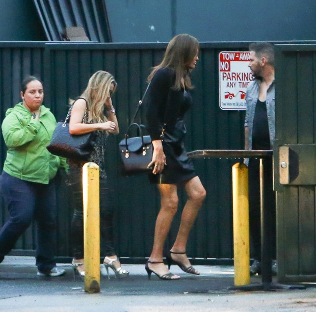 Caitlyn Jenner chega com as amigas ao bar (Foto: Grosby Group/Agencia)