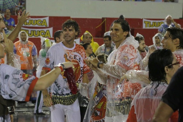 Gustavo Kuerten e Rafael Nadal desfilam pela Viradouro (Foto: Marcello Sá Barreto / AgNews)