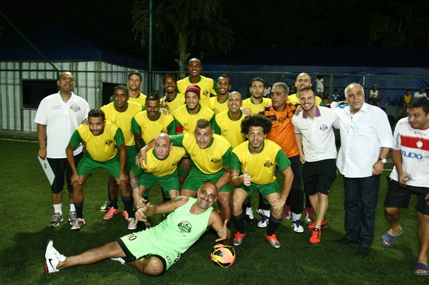 Naldo e Belo jogam futebol (Foto: João Ricardo / R2 / Divulgação)