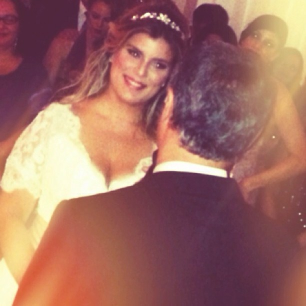 Samara Felippo posta foto com o rosto de felicidade da noiva (Foto: Reprodução/Instagram)