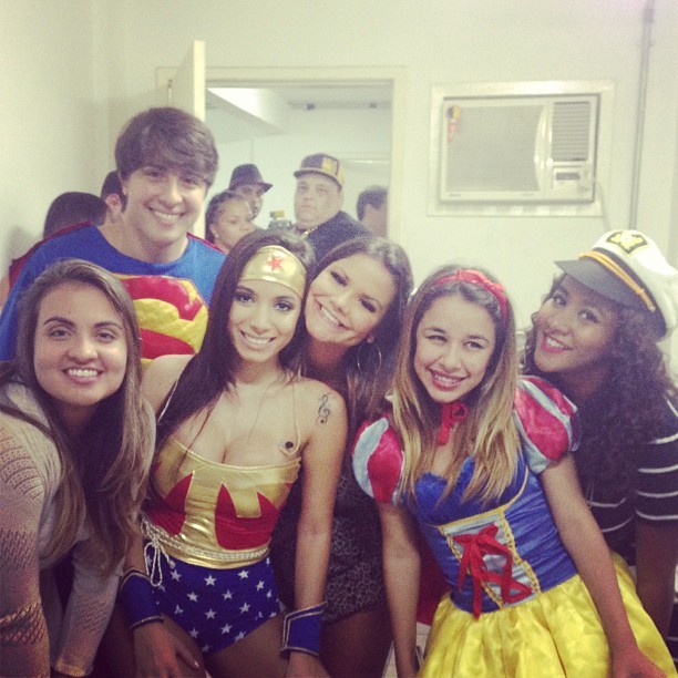 Anitta com amigos no camarim (Foto: Reprodução Instagram)