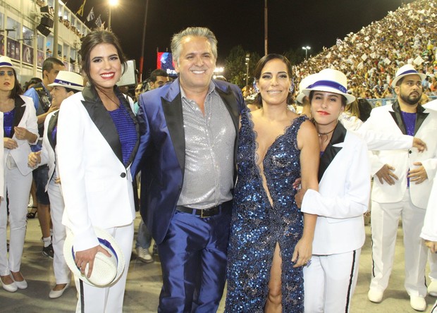 Gloria Pires com o marido Orlando, Antonia e Ana Moraes  (Foto: Thyago Andrade/ Foto Rio News)