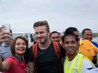 David Beckham lê para crianças salvas em desastre nas Filipinas 