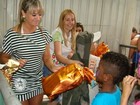 Juju Salimeni distribui presentes para crianças em escola de samba