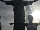 Eva Longoria desembarca no Rio de vestido curtinho