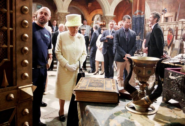 Rainha Elisabeth visitando o set de filmagens de Game of Thrones (Foto: Agência AFP)