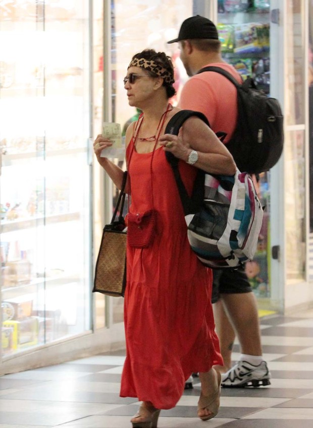 Regina Duarte no aeroporto de SP (Foto: Orlando Oliveira / AgNews)
