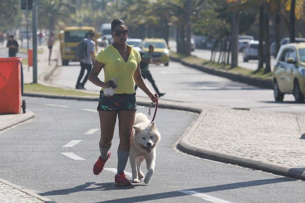 Adriana Bombom caminha com seu cachorro (Foto: Dilson Silva/Agnews)