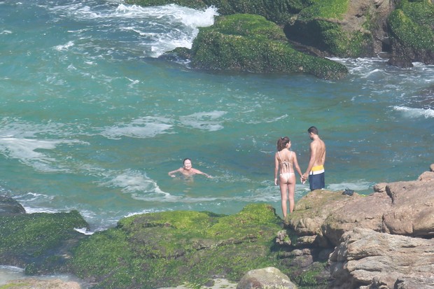 Cauã com a namorada na praia da Joatinga no Rio de Janeiro (Foto: AGNEWS )