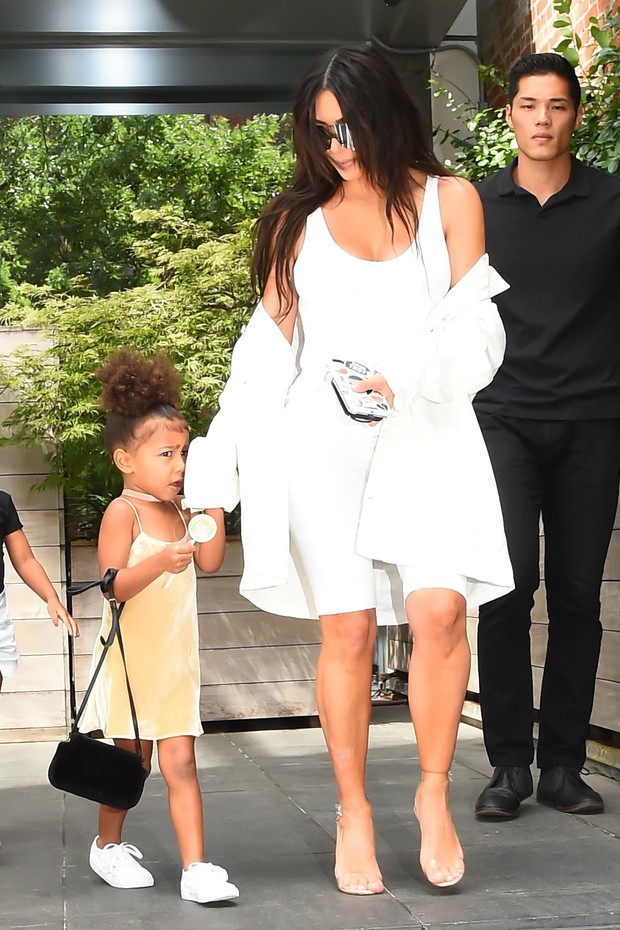 North West, filha de Kim Kardashian, usa bolsa de R$7,5 mil em passeio pelas ruas de Nova York (Foto: AKM)