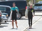 Cauã Reymond tem dia de surfe em família: com a companhia do paizão 