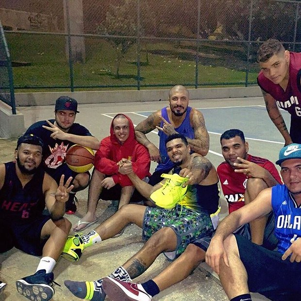 Rodrigo Godoy, Naldo, ex-BBB Fernando e Pablo Jorge jogam basquete com amigos no Rio (Foto: Instagram/ Reprodução)
