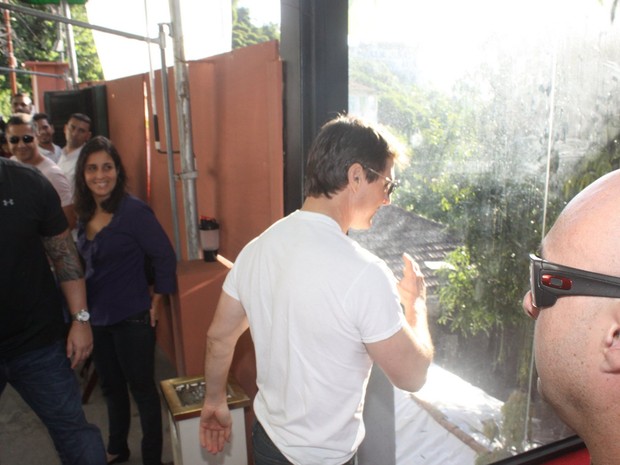 Tom Cruise chega em restaurante em Santa Tereza, RJ (Foto: Fábio Martins, Delson Silva e Marcello Sá Barretto/ AgNews)