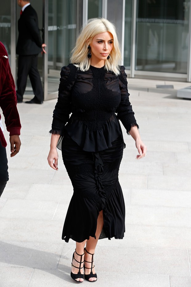 Kim Kardashian no desfile da Louis Vuitton em Paris (Foto: Getty Images)