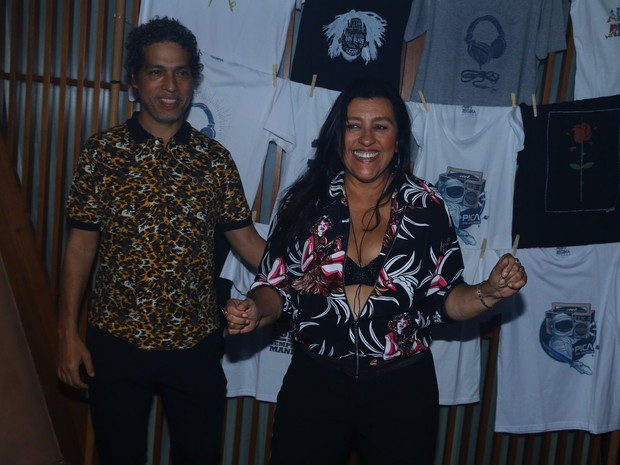 Regina Casé e o marido, Estevão Ciavatta, em festa na Zona Sul do Rio (Foto: Marcello Sá Barretto/ Ag. News)