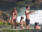 Cauã Reymond curte praia com a namorada e a filha, Sofia, no Rio