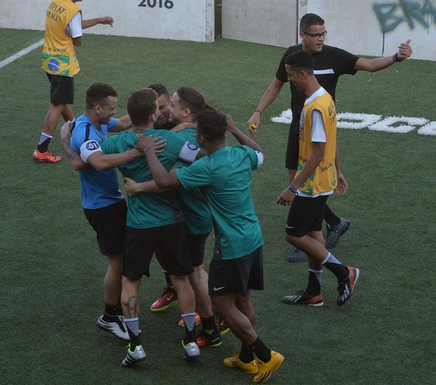 Neymar e Wesley Safadão em campeonato de futebol (Foto: Francisco Cepeda e Thiago Duran/AgNews)