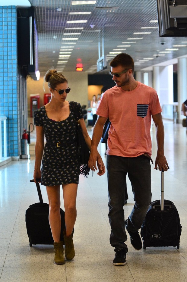 Fernanda Lima e Rodrigo Hilbert no aeroporto (Foto: William Oda / AgNews)