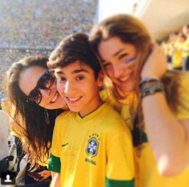 Sasha vendo jogo do Brasil com os amigos (Foto: Instagram / Reprodução)