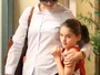 Suri Cruise mostra timidez em passeio com a mãe, Katie Holmes