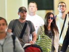 Após anúncio de gravidez, Megan Fox esconde barriga em aeroporto