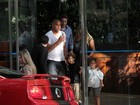Adriano almoça com os filhos e a ex-mulher em São Paulo