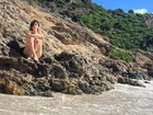 Fernanda Vasconcellos posa provocante em praia