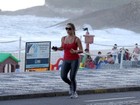 Ex-BBB Renatinha exibe nova silhueta em corrida na orla do Rio