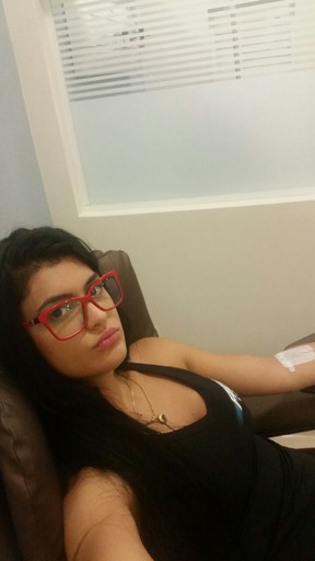 Camila Vernaglia toma soro no hospital (Foto: Divulgação  )