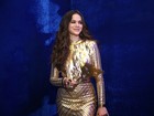 Bruna Marquezine arrasa com vestido dourado em baile de carnaval