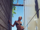 Hailey Baldwin posa de biquíni debaixo de ducha e exibe curvas