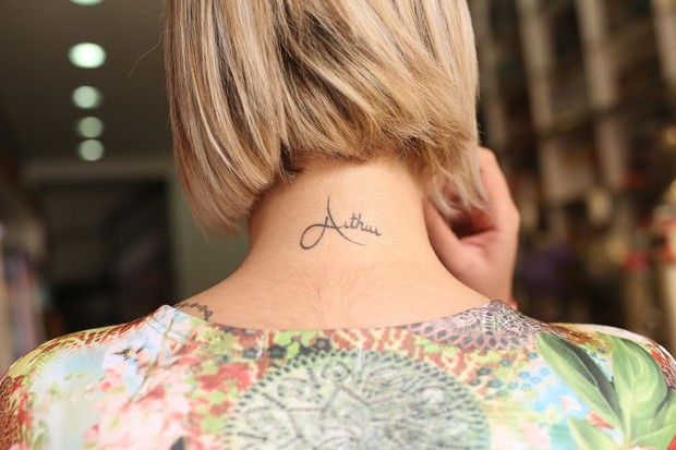 Andressa Urach tem o nome do filho tatuado no pescoço (Foto: Iwi Onodera/EGO)