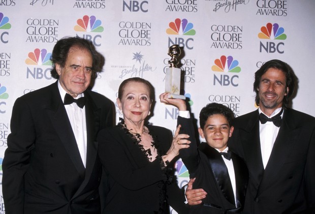 Arthur Cohn, Fernanda Montenegro, Vinicius de Oliveira e  Walter Salles  no Globo de Ouro de 1999 (Foto: Getty Images)