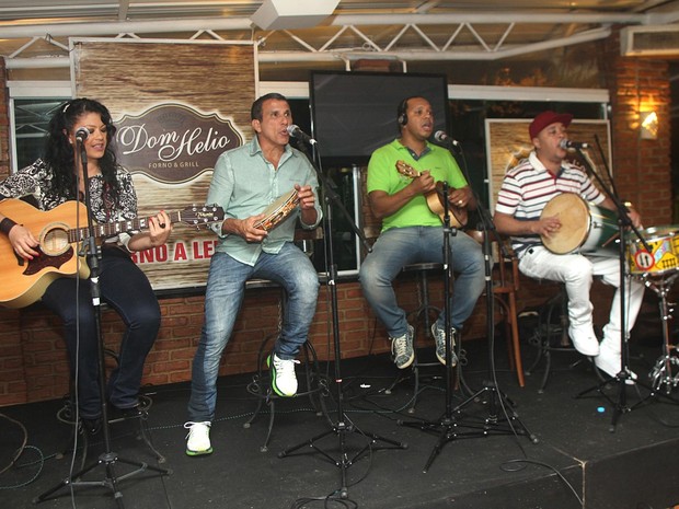 Luka e Eri Johnson cantam em restaurante na Zona Oeste do Rio (Foto: Jorge Marcílio/ Ag. News)