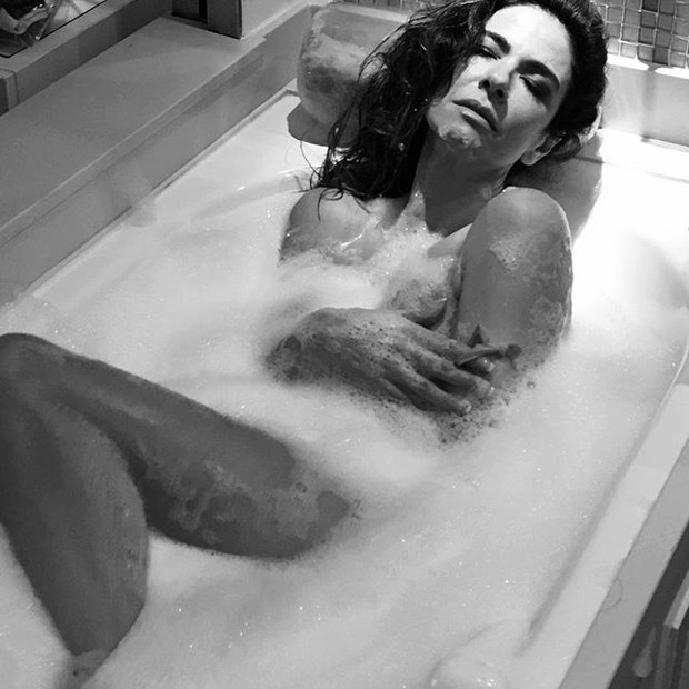 Luciana Gimenez posa dentro de banheira (Foto: Instagram/ Reprodução)